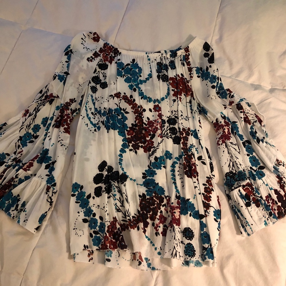 Flowered flowy blouse with bell sleeves